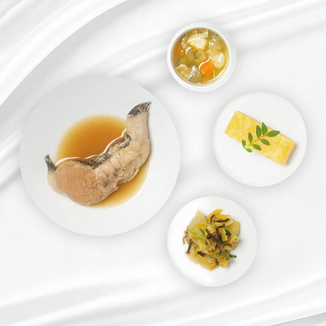 カレイの煮つけとだし巻き卵、生姜白菜の塩昆布和え、具沢山豚汁の和食ミールキット