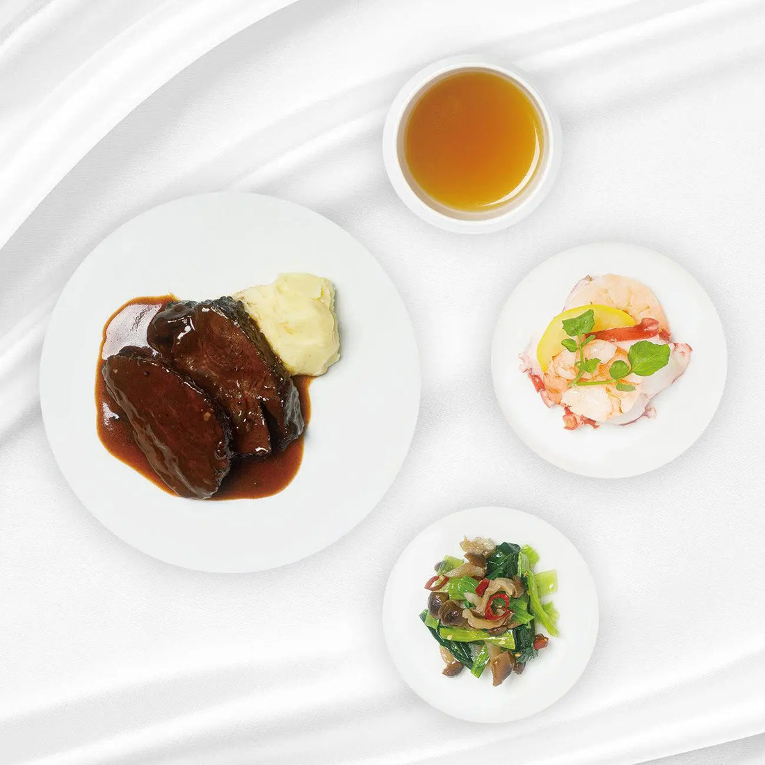 牛頬肉の赤ワイン煮込みとマッシュポテト、魚貝のマリネ、小松菜としめじのマリネ、チキンコンソメスープのミールキット
